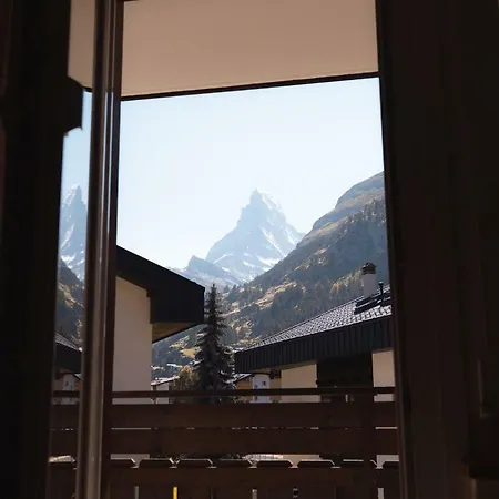 Beautiful In With A Breathtaking View Of The Matterhorn 采尔马特